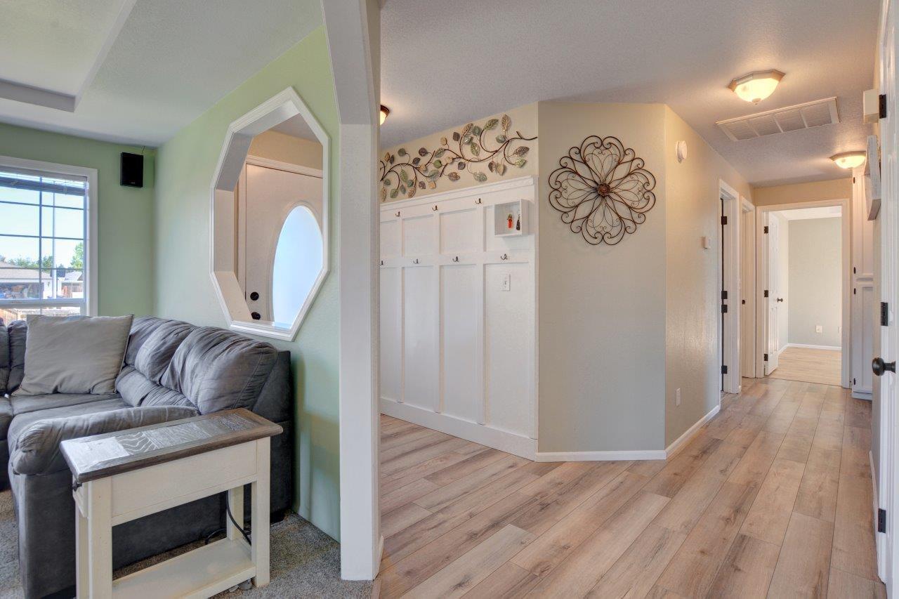 1733 Jessica Circle Central Point, OR 97502 - Photo 4 of 49 04