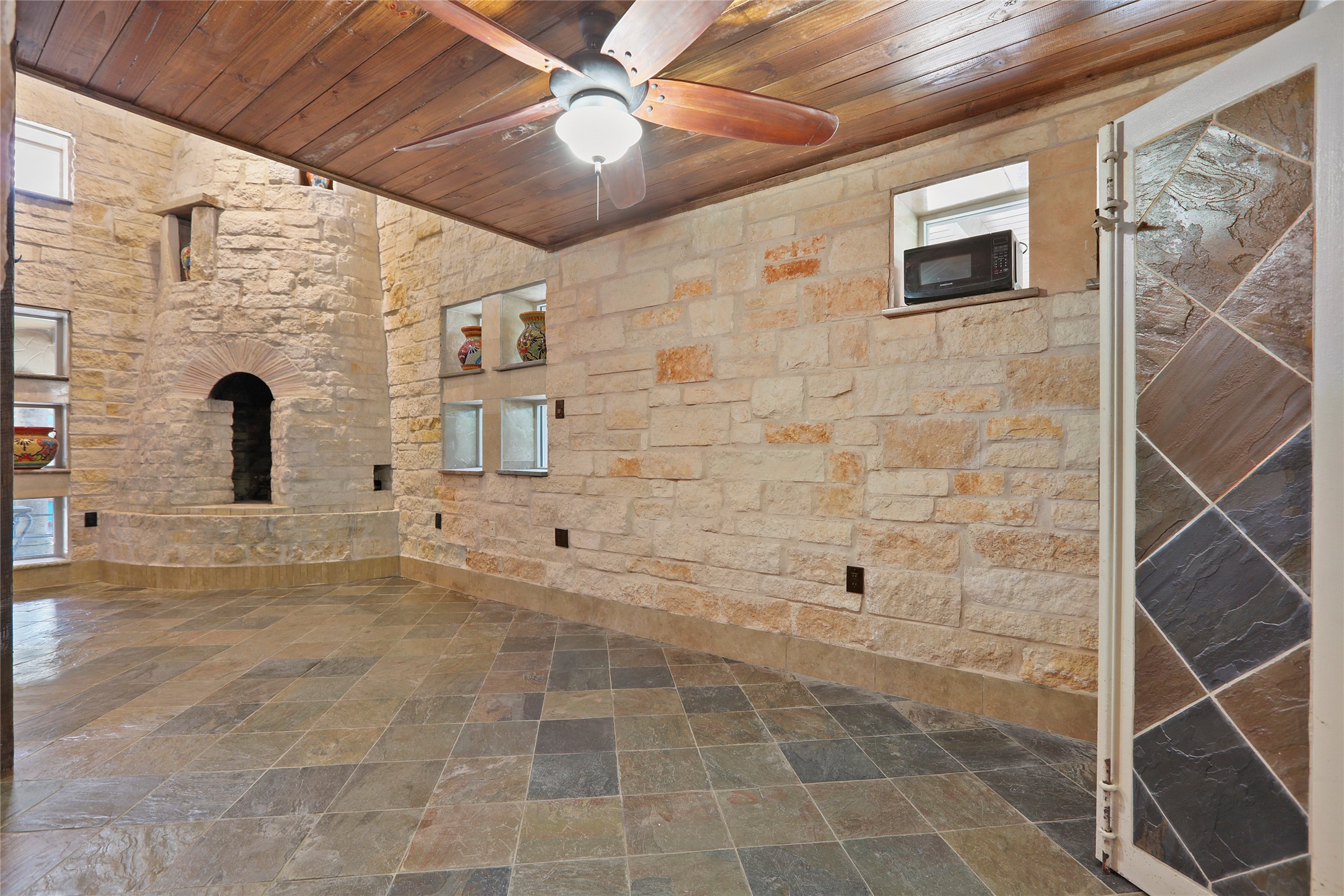 614 Pine Gully Road, Unit LOFT Seabrook, TX 77586 - Photo 25 of 29 a bathroom with a bathtub and shower