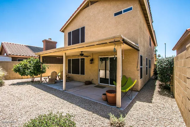 a view of a house with backyard