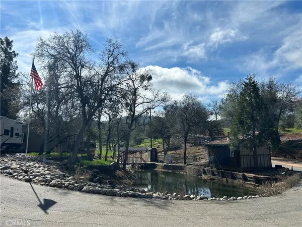 a view of a fountain in the middle of a yard