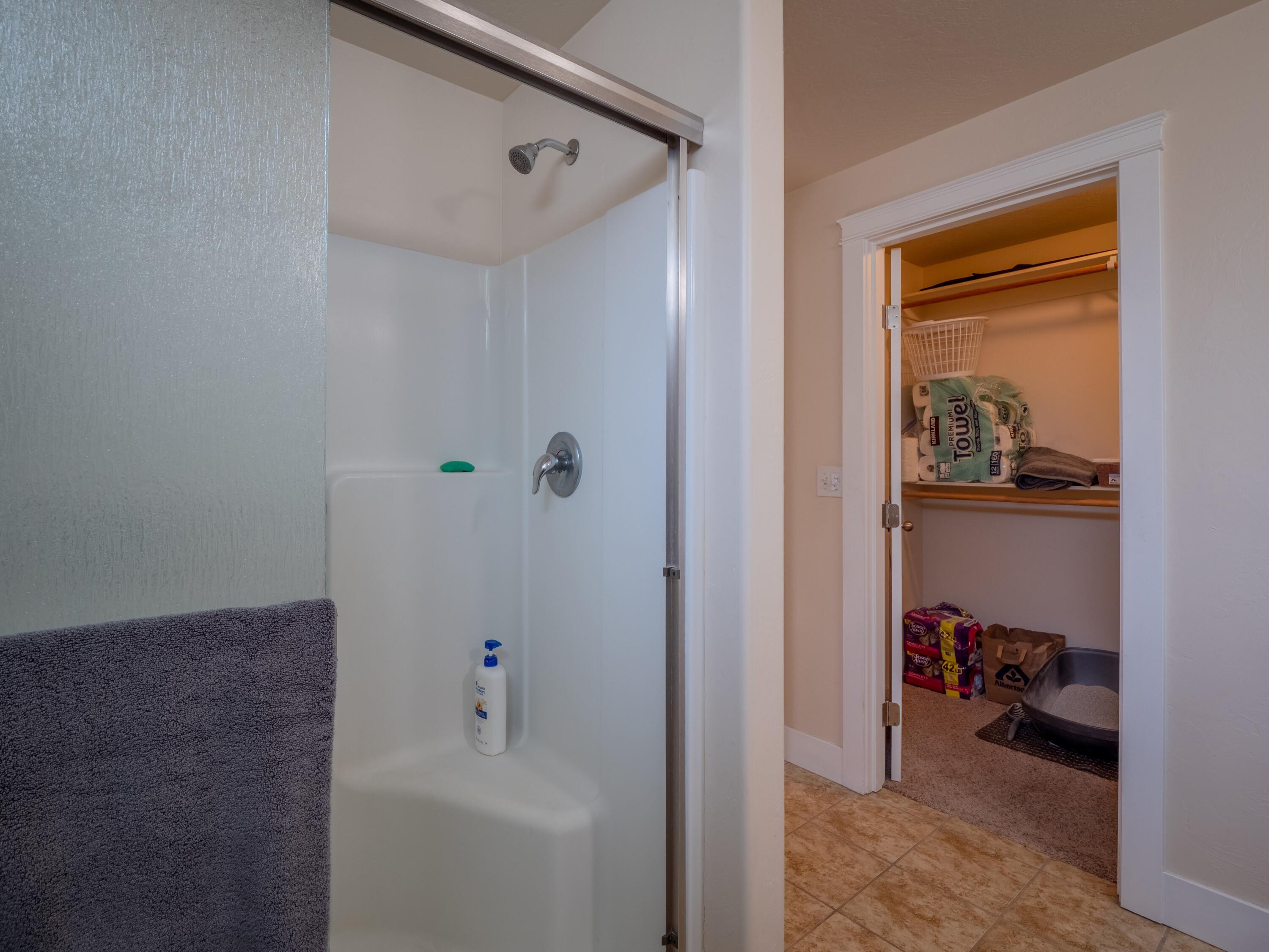1561 Inverness Drive Medford, OR 97504 - Photo 24 of 33 Master Bath 2
