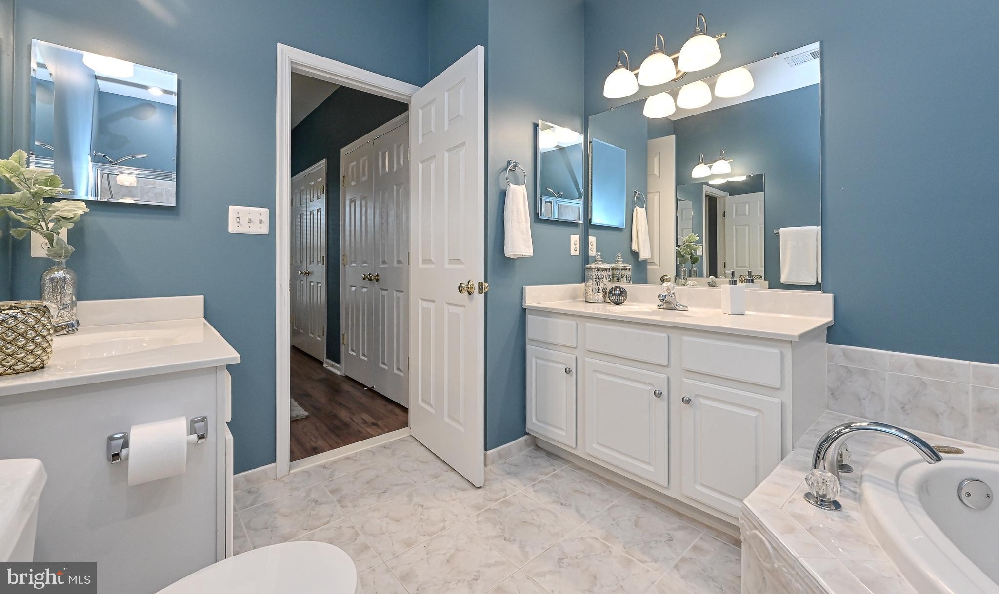4142 Timber Log Way Fairfax, VA 22030 - Photo 18 of 27 Primary Bathroom
