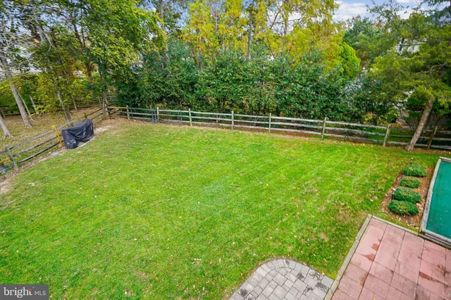 a view of a house with backyard