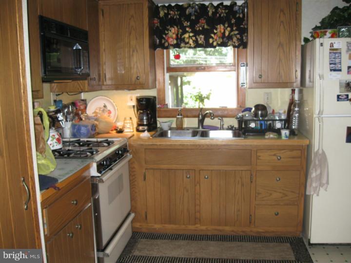 1031 Catalpa Road Warminster, PA 18974 - Photo 6 of 15 Kitchen