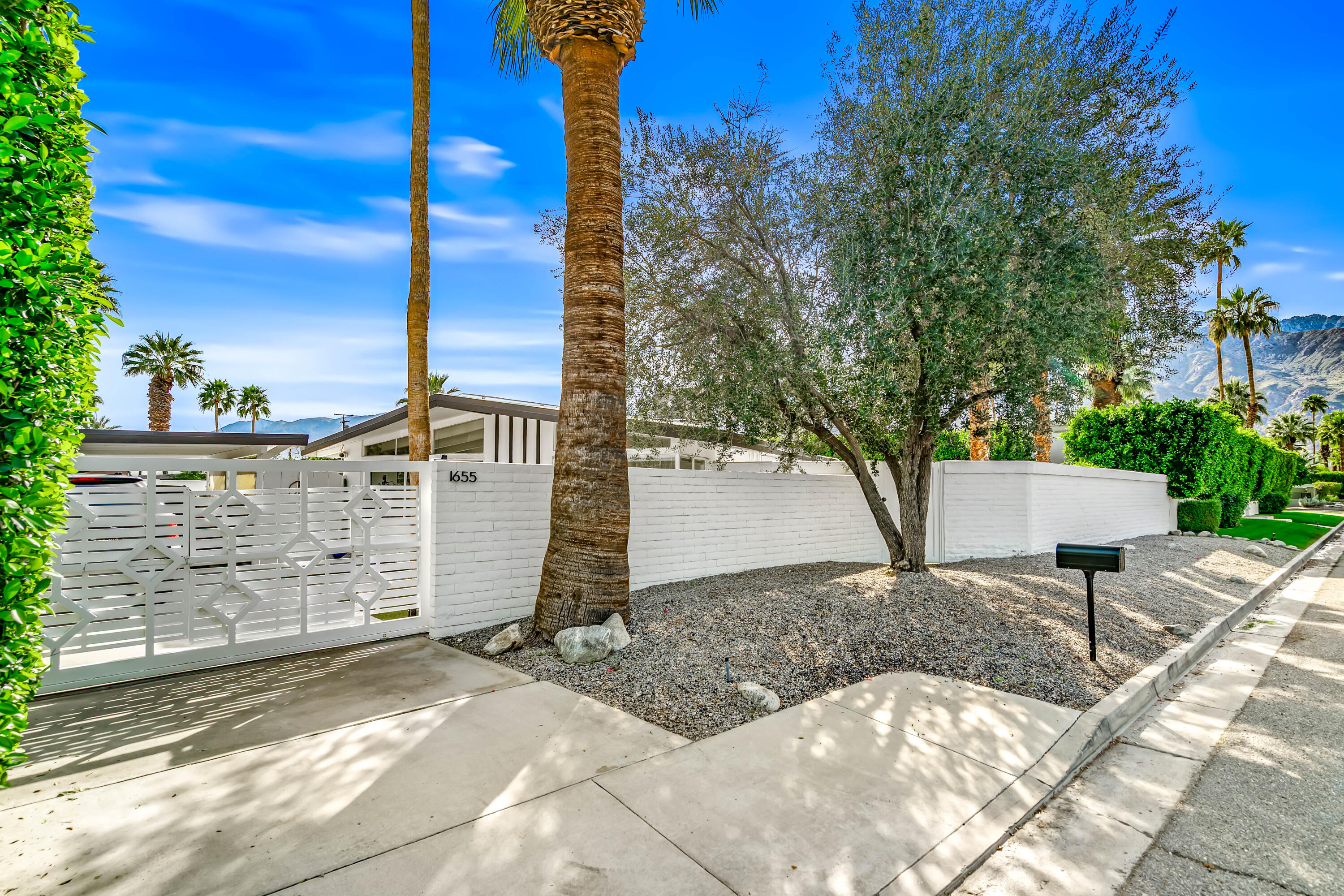 1655 Tamarisk Road Palm Springs, CA 92262 - Photo 3 of 29 IMG-2