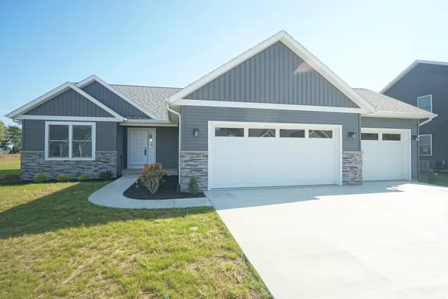 $389,900 | 540 North EASTFIELD Circle, Milford, IN 46542