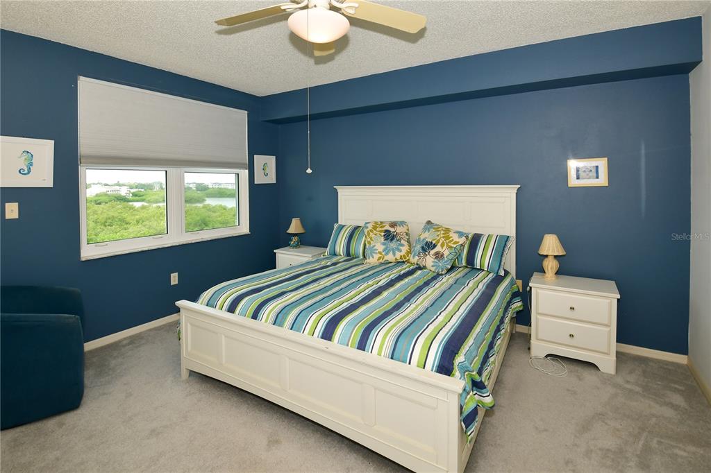 6450 Shoreline Drive, Unit 9405 St. Petersburg, FL 33708 - Photo 17 of 36 a bed room with bed and a window