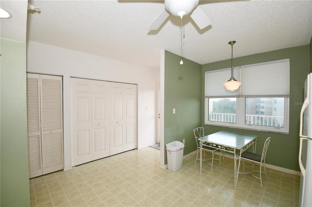 6450 Shoreline Drive, Unit 9405 St. Petersburg, FL 33708 - Photo 8 of 36 a dining room with furniture and window