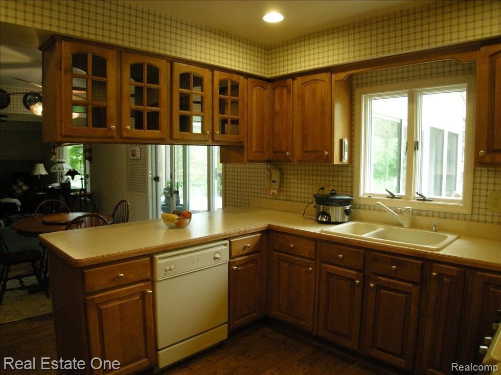 2146 Wayward Drive Rochester, MI 48309 - Photo 9 of 25 Maple Cabinets