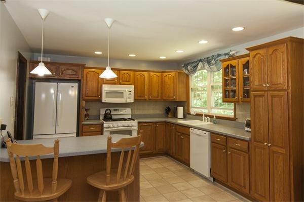 43 Fernbrook Road Northborough, MA 01532 - Photo 4 of 19 Gallery Image 4