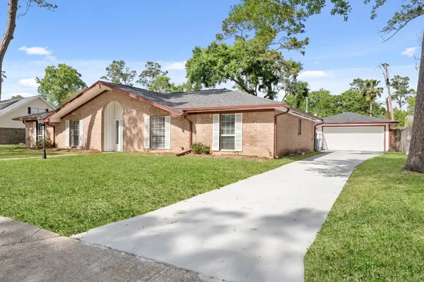 $2,495 | 2707 Mt Vernon Drive, Dickinson, TX 77539