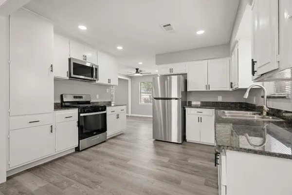 $2,495 | 2707 Mt Vernon Drive, Dickinson, TX 77539