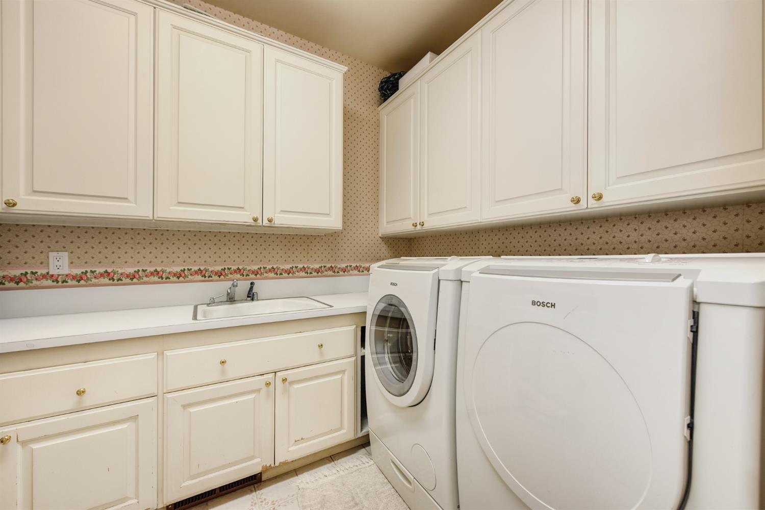 557 Crocker Road Sacramento, CA 95864 - Photo 14 of 21 a utility room with dryer and washer