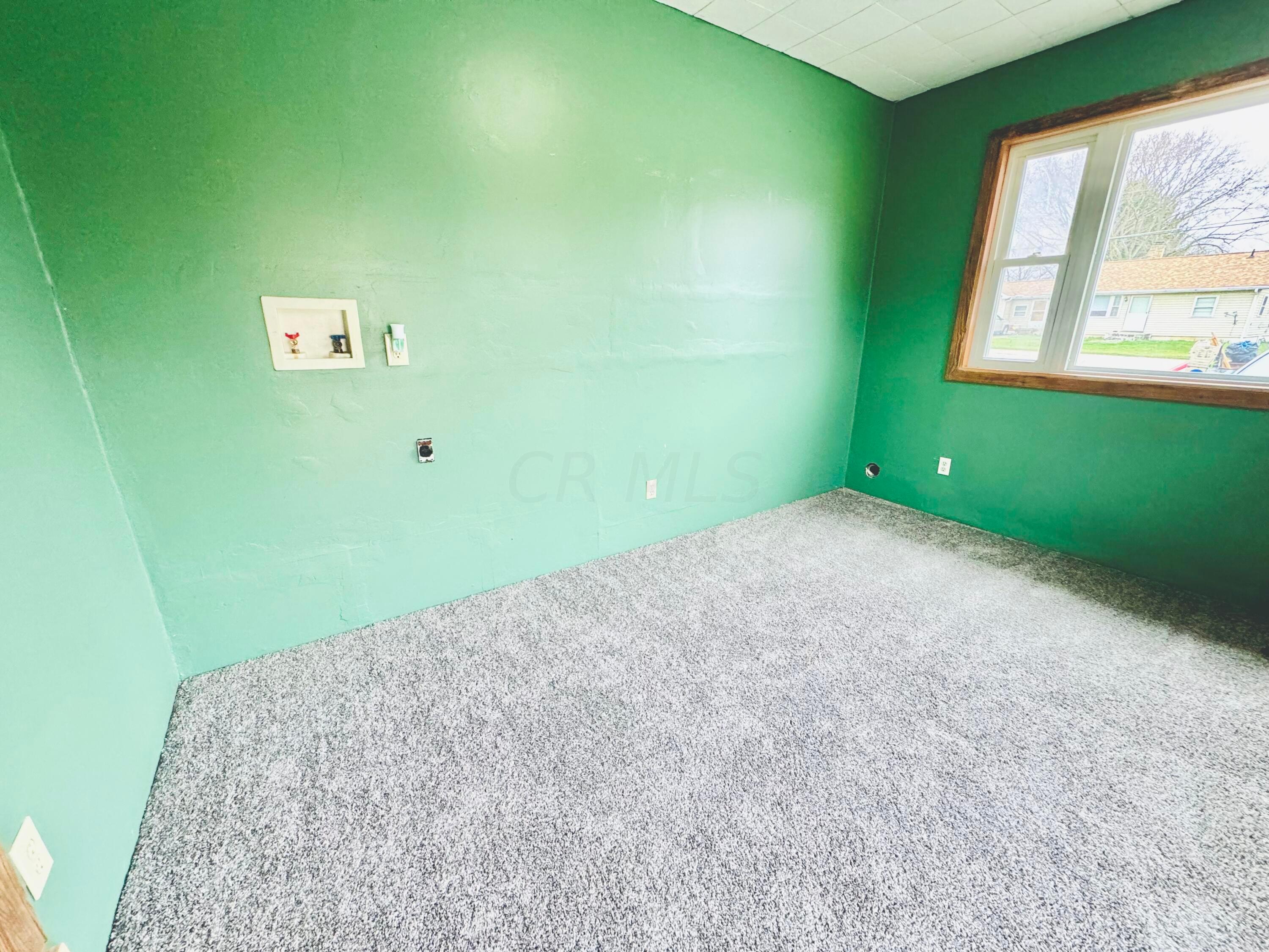 1015 Hart Road Columbus, OH 43223 - Photo 29 of 34 Laundry room