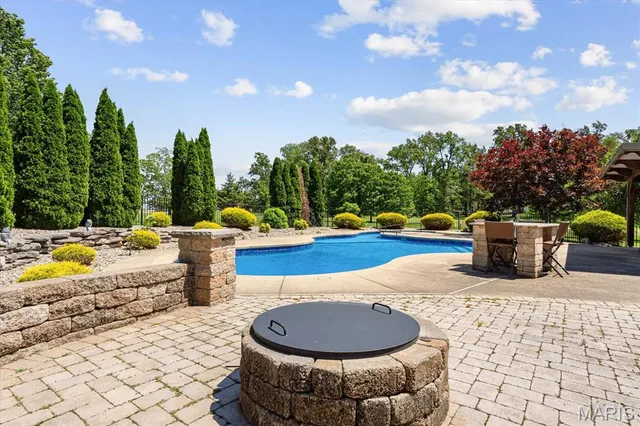 $555,000 | 882 Edward Street, St. Libory, IL 62282