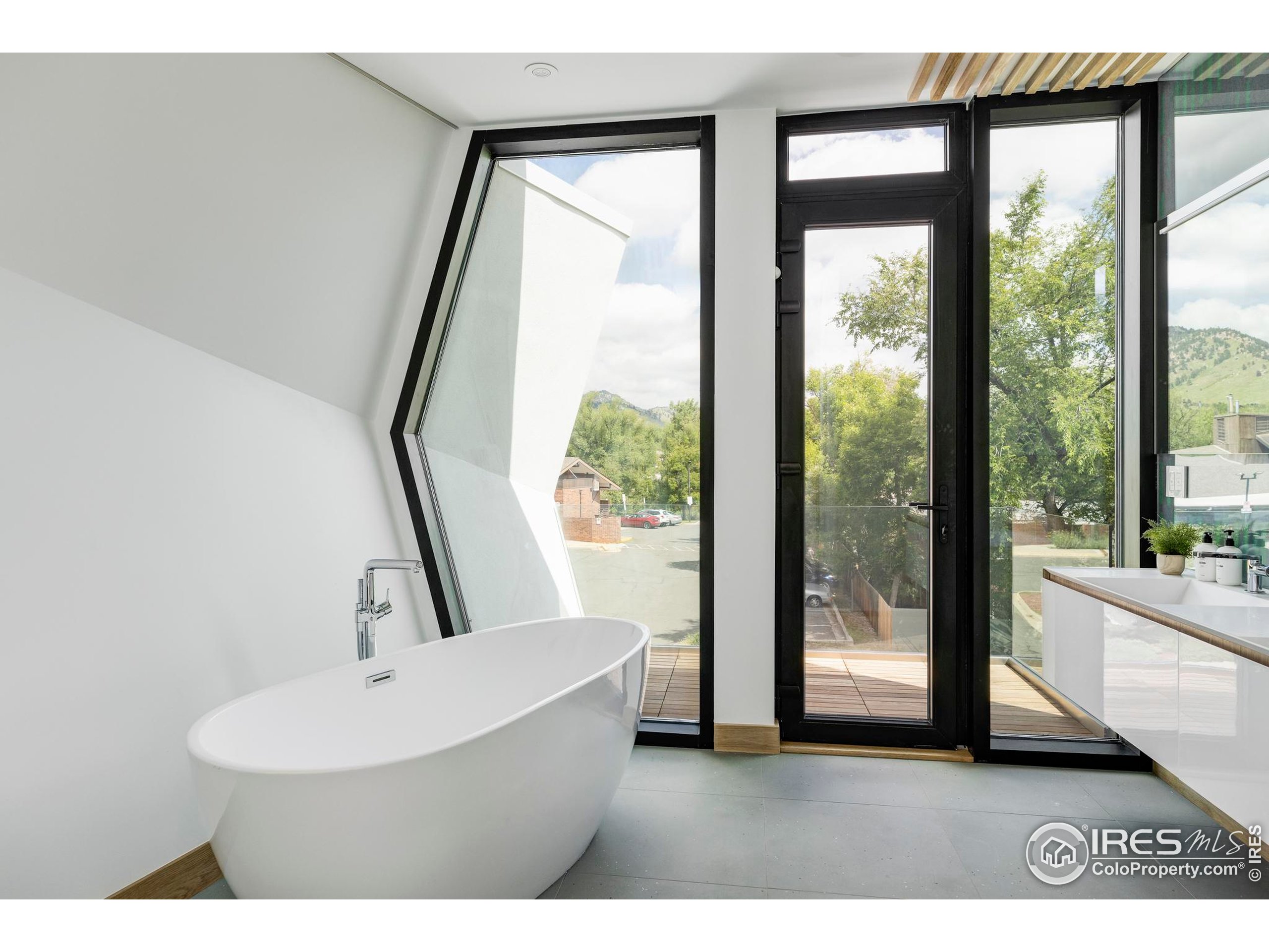 944 Arapahoe Avenue, Unit A Boulder, CO 80302 - Photo 31 of 36 a living room with a large window