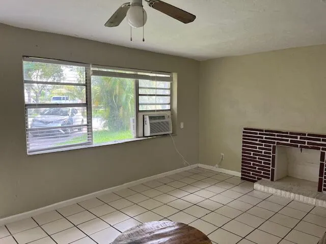 $1,400 | 2023 Delphia Street, West Palm Beach, FL 33401