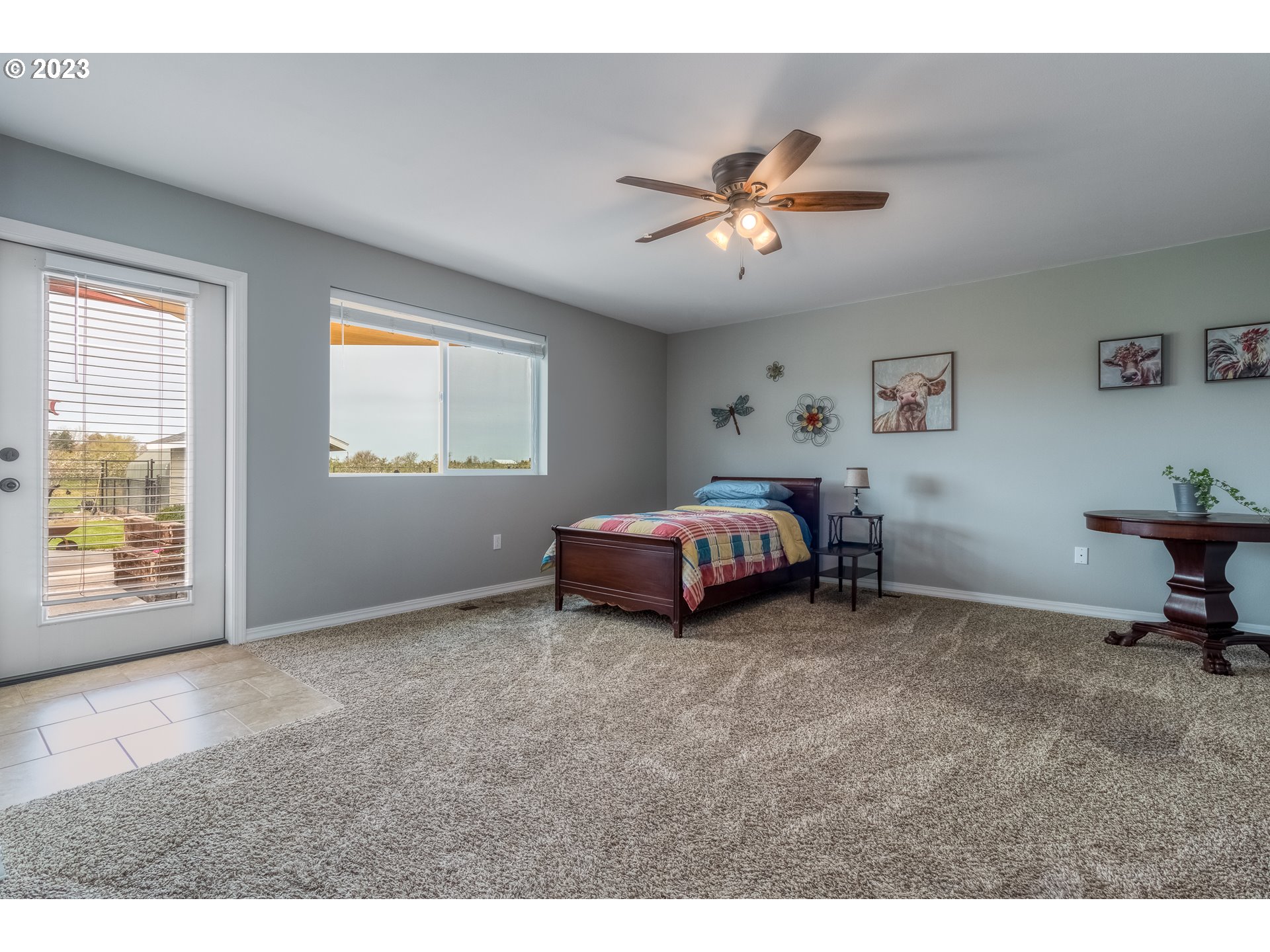 52794 Appleton Road Milton Freewater, OR 97862 - Photo 20 of 35 a spacious bedroom with a bed and a window