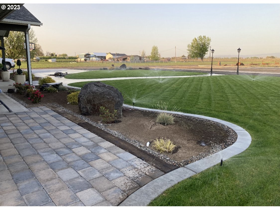 52794 Appleton Road Milton Freewater, OR 97862 - Photo 31 of 35 a view of a water fountain and a yard