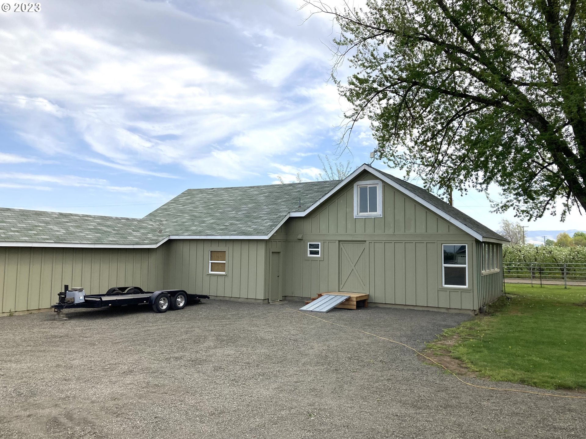 52794 Appleton Road Milton Freewater, OR 97862 - Photo 32 of 35 a view of a house with a barbeque plants and large tree