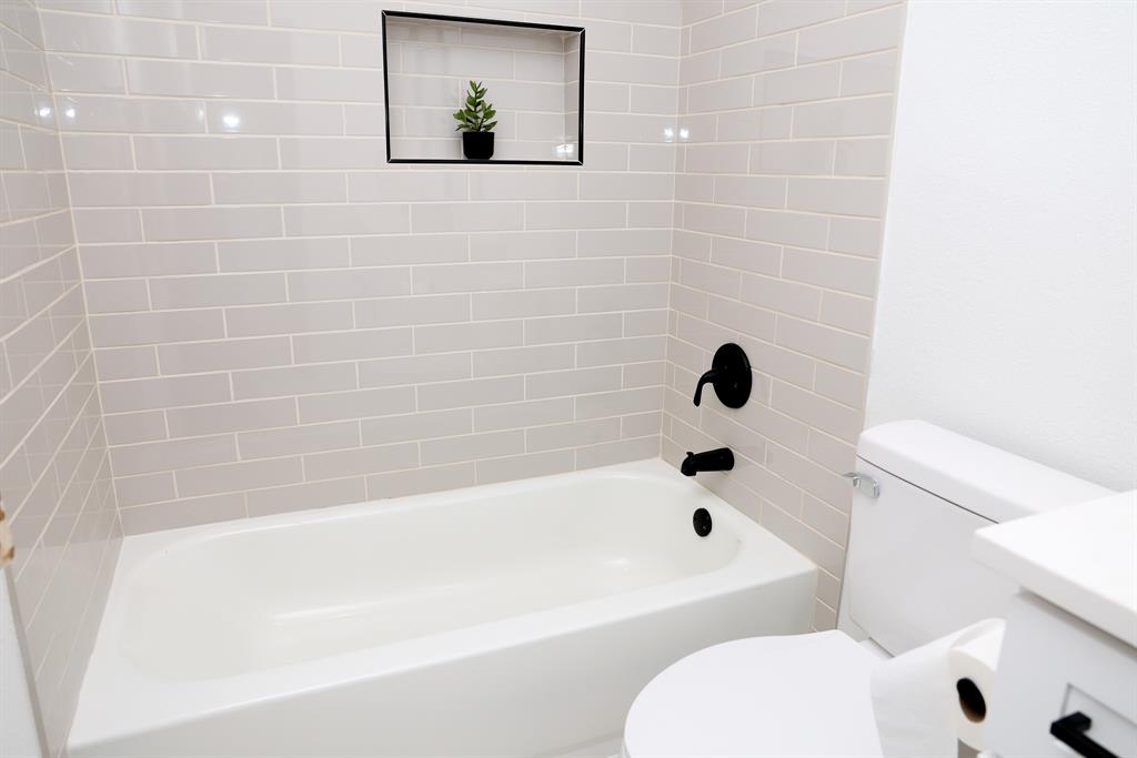 6508 Ember Court Plano, TX 75023 - Photo 25 of 38 2nd Bathroom