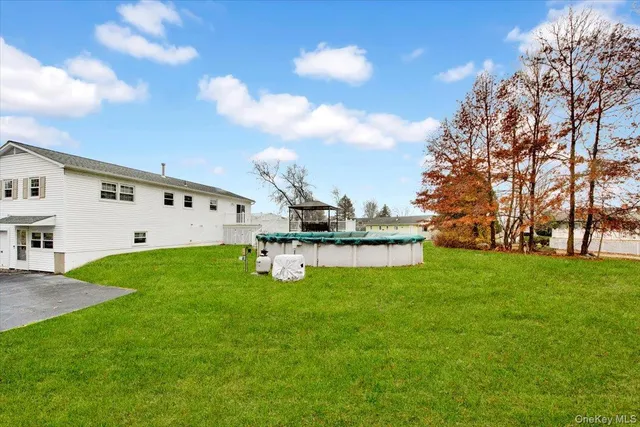 a view of a house with backyard