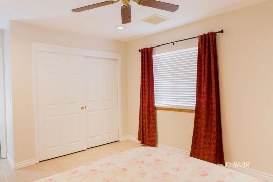 642 Regency Court Ridgecrest, CA 93555 - Photo 24 of 33 a view of a hallway with a small space