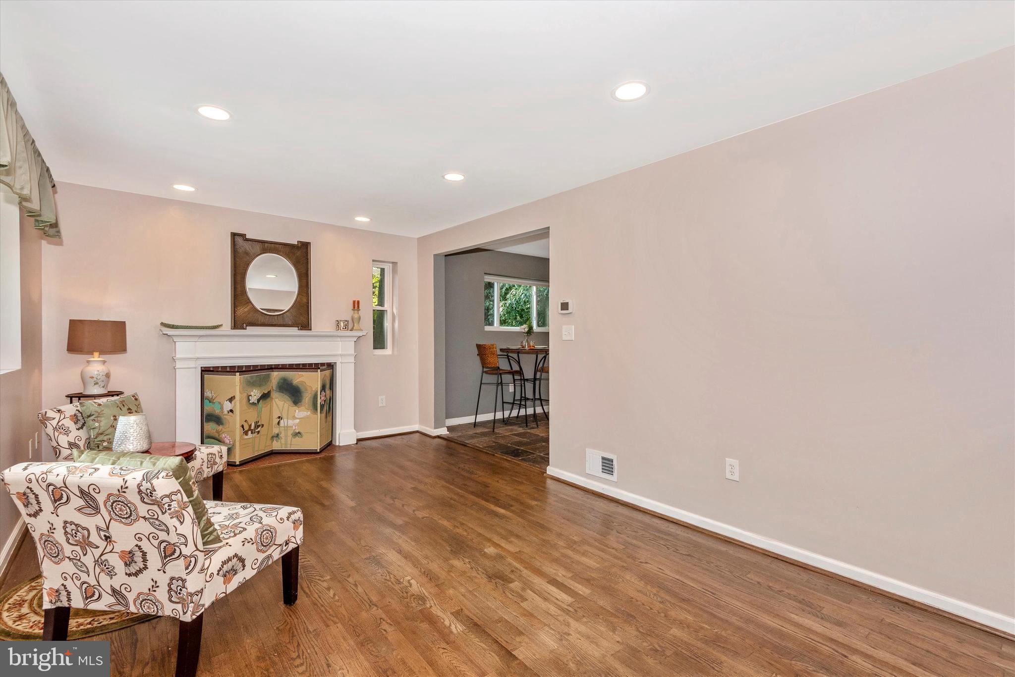 912 Dryden Court Silver Spring, MD 20901 - Photo 6 of 36 Living Room