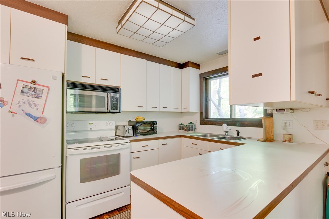 14483 West Ridge Road Novelty, OH 44072 - Photo 6 of 35 Yummy kitchen!