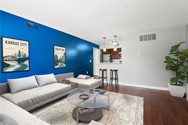 $169,900 | 435 West 9th Street, Unit 204, Kansas City, MO 64105