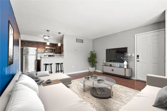 $169,900 | 435 West 9th Street, Unit 204, Kansas City, MO 64105