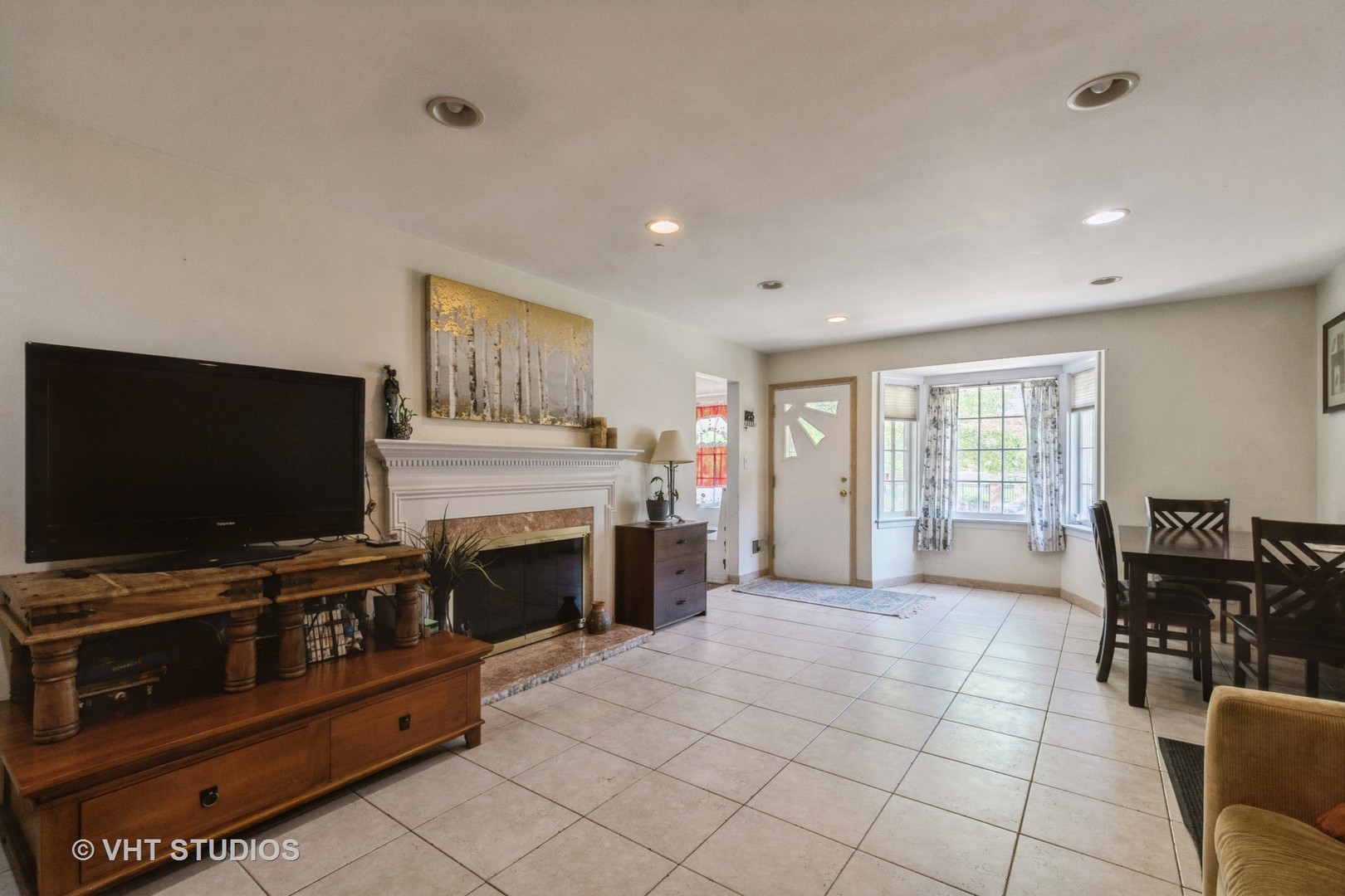 217 Prairie Avenue Highwood, IL 60040 - Photo 5 of 19 a living room with furniture and a flat screen tv