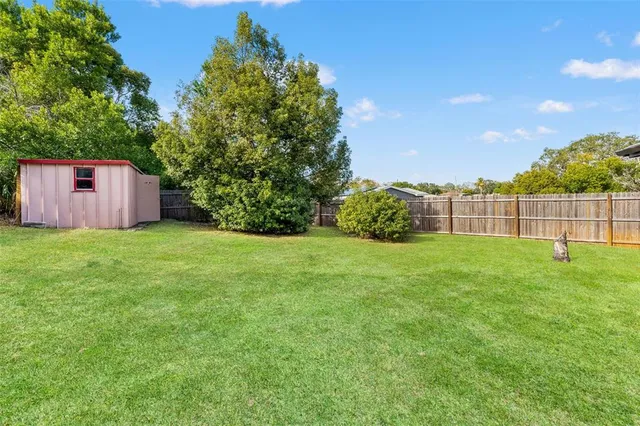 a view of a backyard