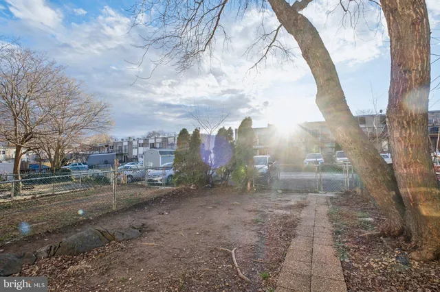 a view of a yard in front of the house