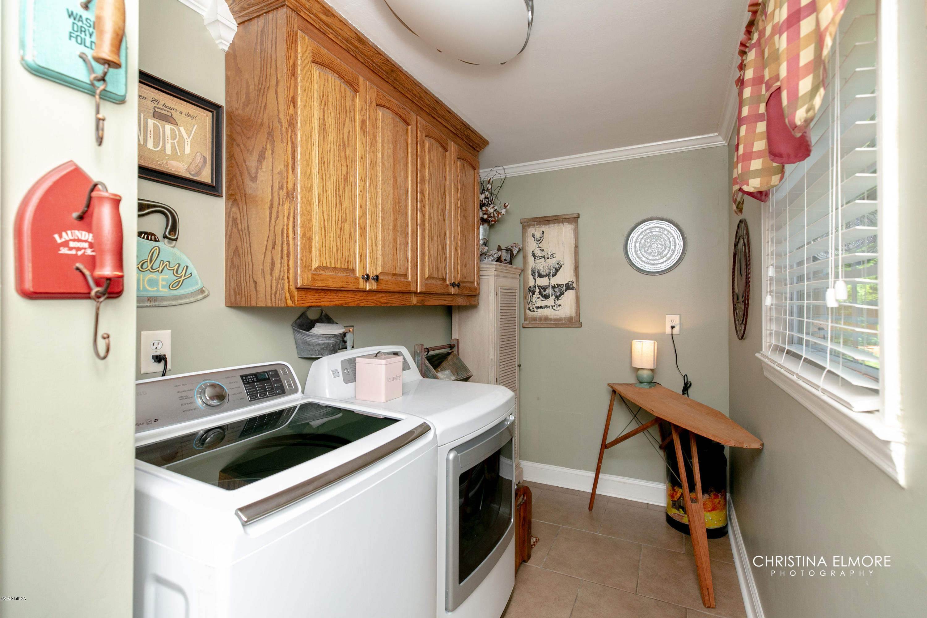 3673 Jones Road Macon, GA 31216 - Photo 18 of 34 a kitchen with a stove and a microwave