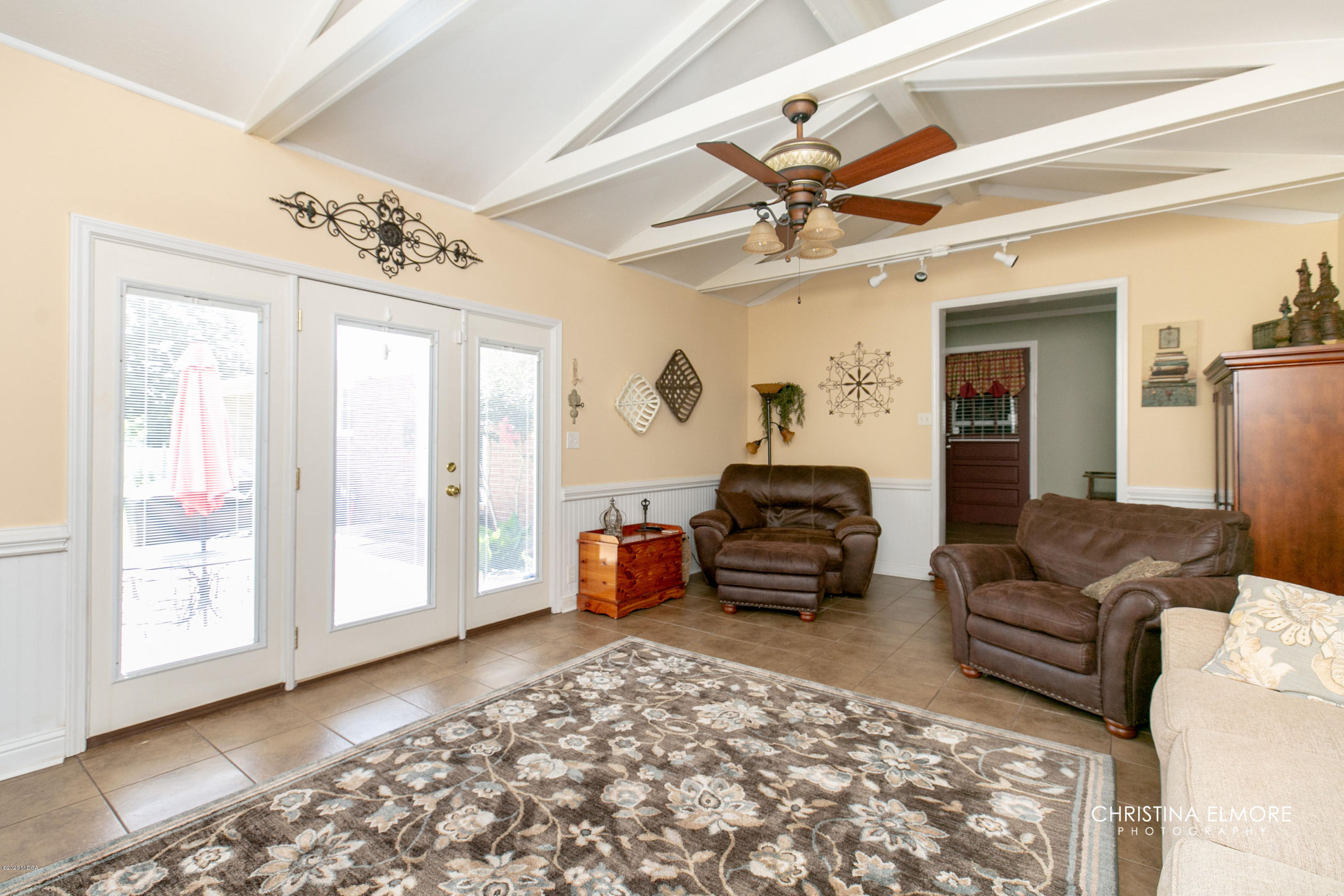 3673 Jones Road Macon, GA 31216 - Photo 5 of 34 a living room with furniture and a large window