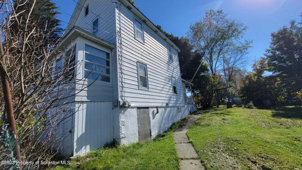 a view of a back yard