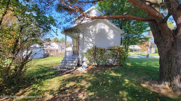 a view of a yard in front of house