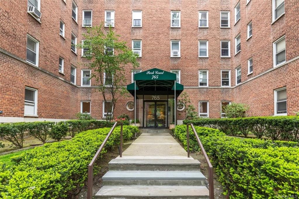 Welcome to Park Court, a lovely community on the Bronx River Road