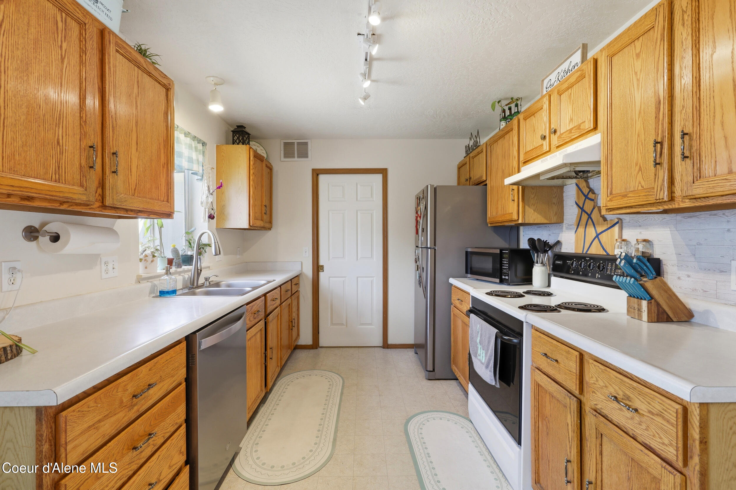 6687 Kamloops Drive Rathdrum, ID 83858 - Photo 11 of 41 Kitchen