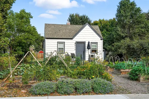 a view of a house with backyard and trees