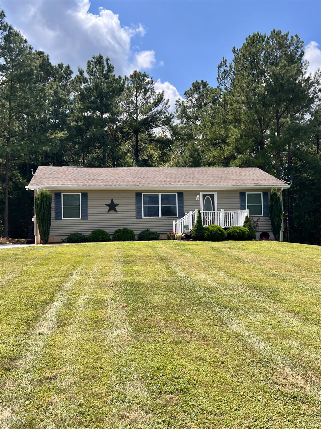 102 Fawn Court Amherst, VA 24521 - Photo 48 of 64 a front view of a house with a garden