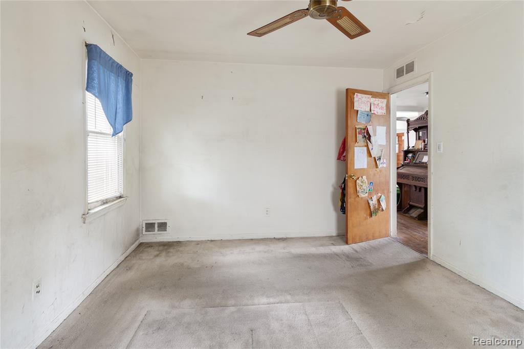 15975 Kinloch Redford, MI 48239 - Photo 6 of 13