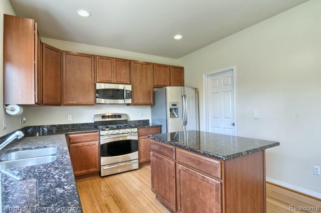 3142 Fantail Drive Rochester, MI 48309 - Photo 11 of 40 Kitchen_2nd_View.jpg