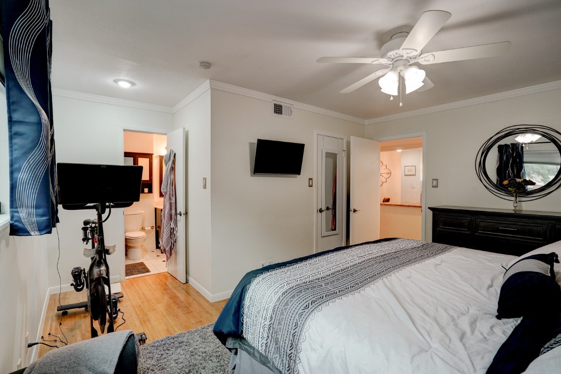 7920 Rockwood Lane, Unit 128 Austin, TX 78757 - Photo 15 of 36 a bedroom with a bed and a flat screen tv