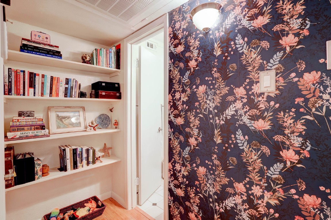 7920 Rockwood Lane, Unit 128 Austin, TX 78757 - Photo 23 of 36 a room with a book shelf