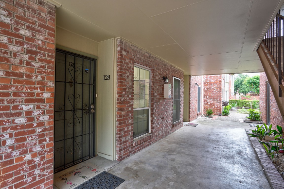 7920 Rockwood Lane, Unit 128 Austin, TX 78757 - Photo 32 of 36 a view of a hallway with a outdoor space