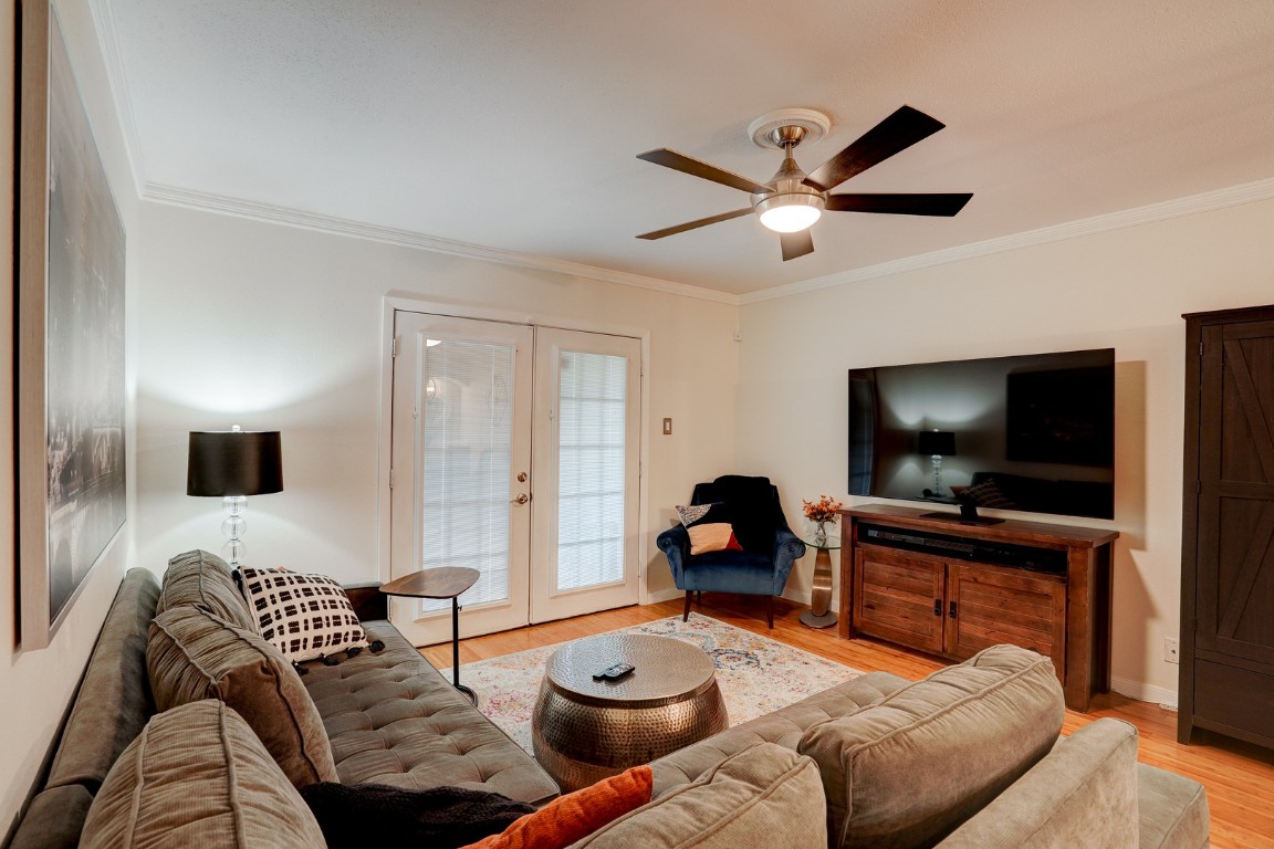 7920 Rockwood Lane, Unit 128 Austin, TX 78757 - Photo 5 of 36 a living room with furniture and a flat screen tv