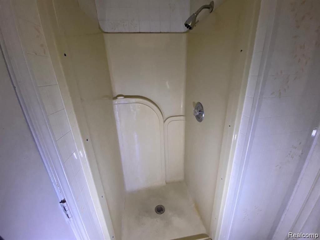 8448 Harding Street Center Line, MI 48015 - Photo 16 of 40 showier.jpg