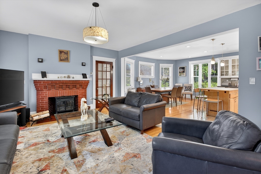 962 Pleasant Street Worcester, MA 01602 - Photo 3 of 32